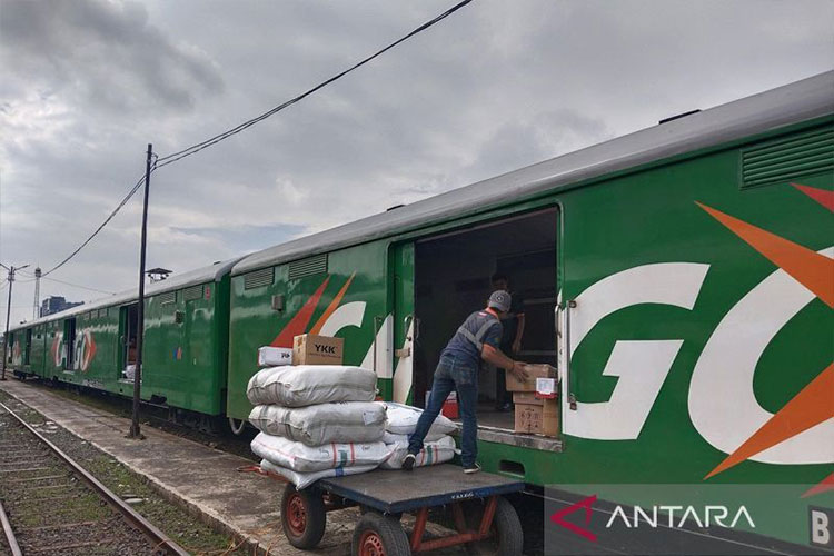 Kereta Api Kunci Atasi ODOL, Beban Jalan Berkurang Logistik Indonesia Efisien