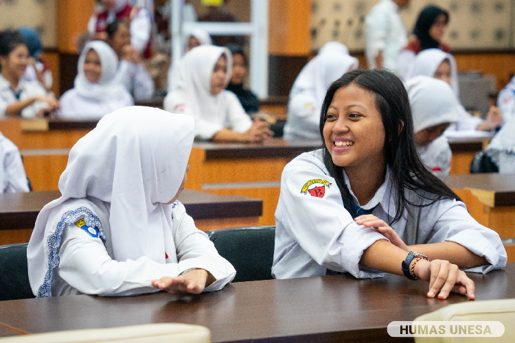 MPLS Sekolah Rakyat Unesa, Rektor Tawarkan Beasiswa Kuliah untuk Siswa Berprestasi