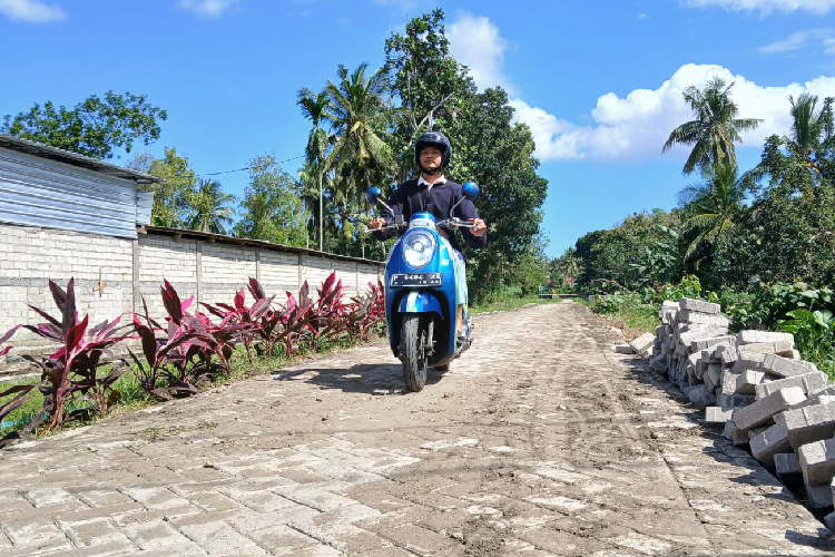 Manfaat Investasi, Jalan Kampung hingga Pesawahan di Banyuwangi Kini Berpaving Mulus