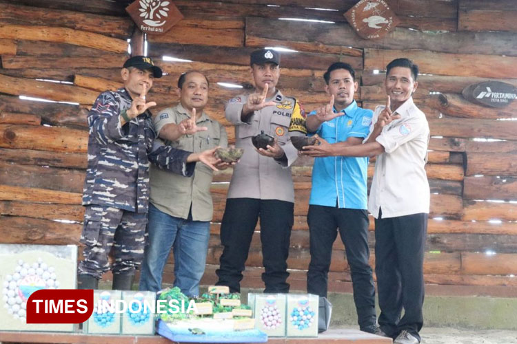 Pelepasan Tukik Penyu Jenis Lekang di Pantai Bajulmati. (FOTO: AJP TIMES Indonesia)