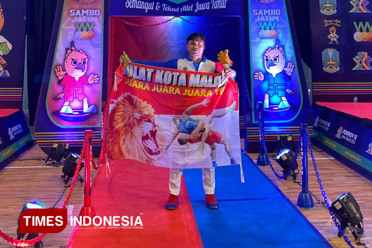 Songo Eka Sanjaya, mahasiswa program studi Administrasi Bisnis FIA Unisma Malang meraih medali emas di cabang olahraga Sambo Porprov IX Jawa Timur 2025