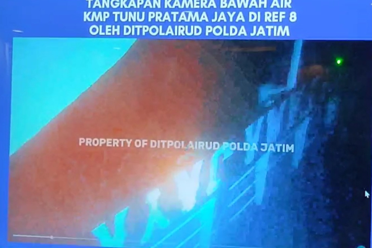 Ada Kemungkinan Korban di Dalam, Ini Penampakan Terbaru Bangkai Kapal KMP Tunu Pratama Jaya