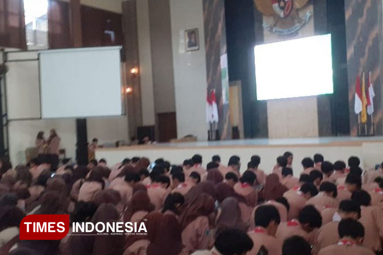 Kegiatan membaca ekstensif setelah pemaparan teori dan praktek tentang extensive reading. (FOTO: AJP TIMES Indonesia)