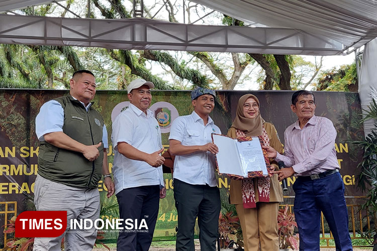 Menhut Lepas 152 Hektare Kawasan Hutan Untuk Masyarakat Banyuwangi