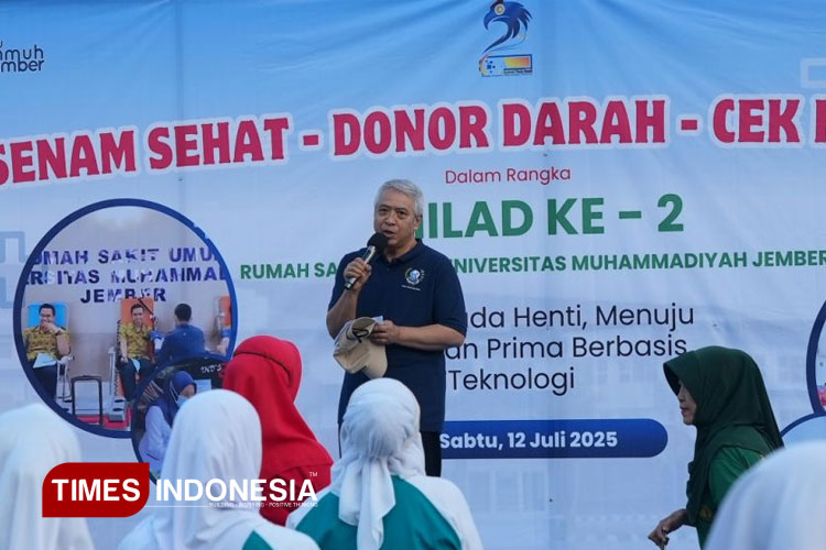 Direktur RSU Unmuh Jember saat memberikan sambutan sebelum senam pagi dimulai. (FOTO: AJP TIMES Indonesia)