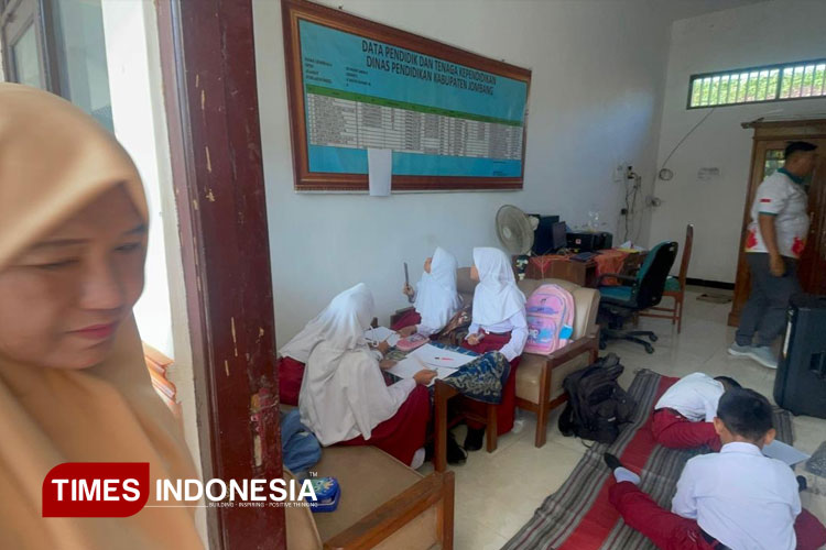 Suasana pembelajaran siswa SDN Jabon 2 Jombang di ruang tamu sekolah karena kelas rusak parah di hari pertama masuk sekolah, Senin (14/7/2025). (FOTO: Rohmadi/TIMES Indonesia)