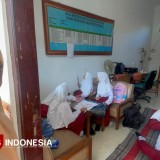 Hari Pertama Sekolah di SDN Jabon 2 Jombang: Siswa Belajar di Ruang Tamu karena Kelas Rusak