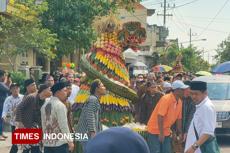 Syukuran Hasil Panen Melimpah, Warga Gresik Kirab Lima Tumpeng Raksasa