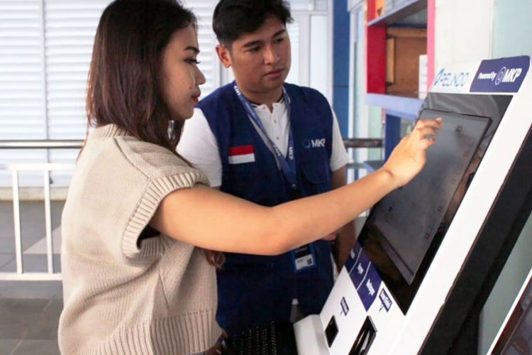 Penumpang angkutan kapal laut melakukan verifikasi e-ticketing di pelabuhan. (Foto: Dok. MKP)