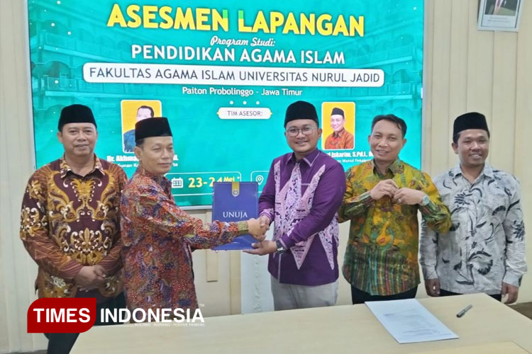 Dekan Fakultas Agama Islam Dr. H. Ahmad Fawaid, M.Th.I Menerima Berita acara Hasil Asesment Lapangan Prodi Pendidikan Agama Islam. (FOTO: AJP TIMES Indonesia)