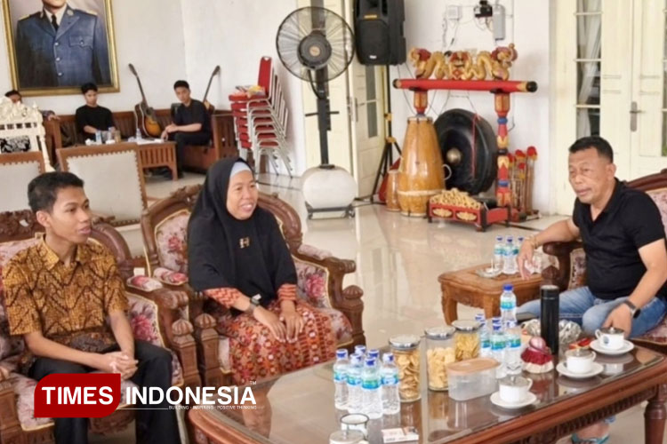 Bupati Ponorogo Sugiri Sancoko Bantu Biaya Kuliah Pemuda Lokal Berprestasi
