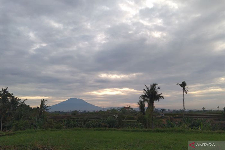 Cuaca berawan di kawasan Sukawati, Kabupaten Gianyar, Bali, Selasa (13/5/2025). (Foto: ANTARA/Dewa Ketut Sudiarta Wiguna)