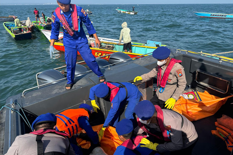 Tim SAR Ditpolairud Polda Jatim Temukan Dua Korban Meninggal Laka Laut di Perairan Lekok