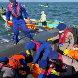 Tim SAR Ditpolairud Polda Jatim Temukan Dua Korban Meninggal Laka Laut di Perairan Lekok