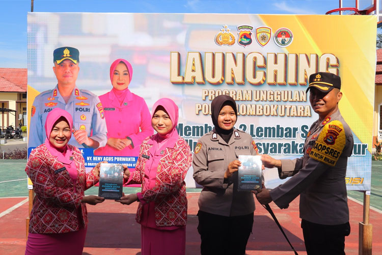Ketua Bhayangkari Lombok Utara, Ny Heny Agus Purwanta meluncurkan program membaca 2 lembar sehari. (Foto : Wisma untuk TIMES Indonesia)