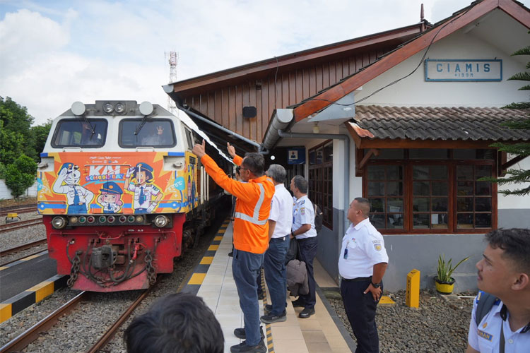 Rangkaian KA Argo Wilis saat berhenti di Stasiun Ciamis, Selasa (15/7/2025) (FOTO: Humas Daop 2 Bandung)