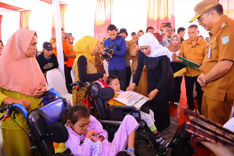 Gubernur Khofifah menyalurkan bansos senilai Rp 2,232 miliar bagi masyarakat Kota Probolinggo di Halaman Asrama Sekolah Rakyat Terintegrasi 7 Kota Probolinggo. (FOTO: Kominfo Jatim)