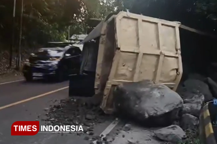Truk Angkut Batu Terguling di Tanjakan Tepung Kanjut Kota Banjar, Ini Penyebabnya