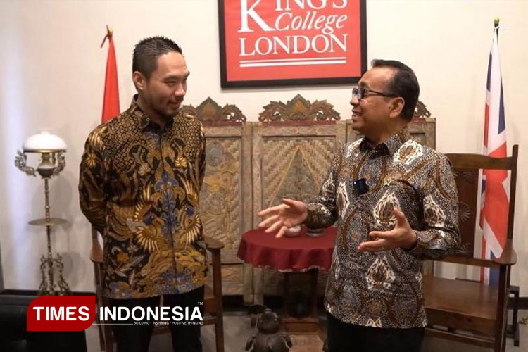 Menko PMK Prof. Dr. Pratikno, M.Soc.Sc.,saat melakukan penanaman pohon di Area Kampus King's College London KEK Singhasari (foto by : Ghania Ayesha dan Apprilia M)