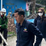 Cegah DBD, NasDem Sidoarjo Gelar Fogging dan Bagikan Sembako di Krian