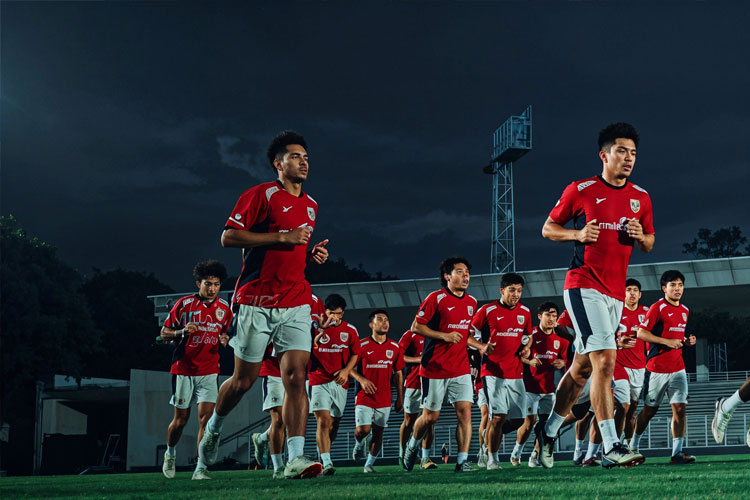 Pemain Timnas Indonesia berlatih ringan pada Senin (14/7/2025) jelang laga perdana grup A Piala AFF U-23 2025 melawan Brunei Darussalam di Gelora Bung Karno, Selasa (15/7/2025).