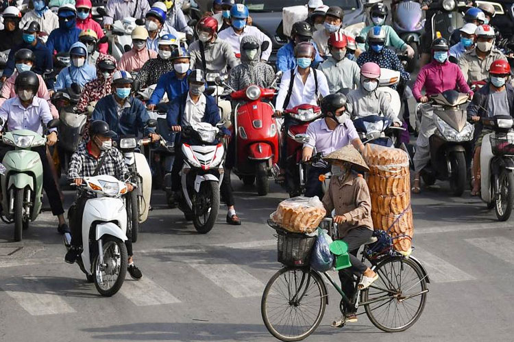 Pengendara sepeda motor di pusat kota Hanoi. Pemerintah Vietnam berencana melarang penggunaan sepeda motor berbahan bakar bensin mulai Juli 2026.