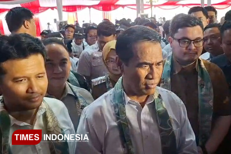 Mentan bersama Wakil Gubernur Jatim dan Bupati Kediri setelah kunjungi pertanian tebu (FOTO: Canda Adisurya/TIMES Indonesia)