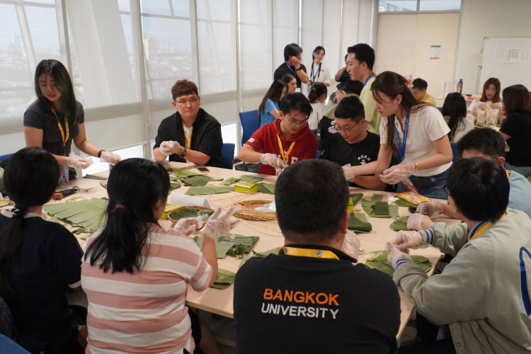 Peserta Asia Summer Program 2025 di UK Petra Belajar Bungkus Lemper Hingga Buat Eco Wayang