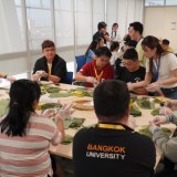 Peserta Asia Summer Program 2025 di UK Petra Belajar Bungkus Lemper Hingga Buat Eco Wayang
