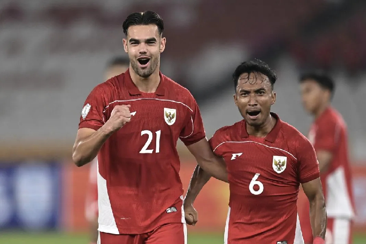 Pesepak bola Timnas U23 Indonesia Jens Raven (kiri) bersama Robi Darwis (kanan) berselebrasi usai membobol gawang Timnas U23 Brunei Darussalam dalam pertandingan penyisihan Grup A Piala AFF U-23 2025 di Stadion Utama Gelora Bung Karno (SUGBK)