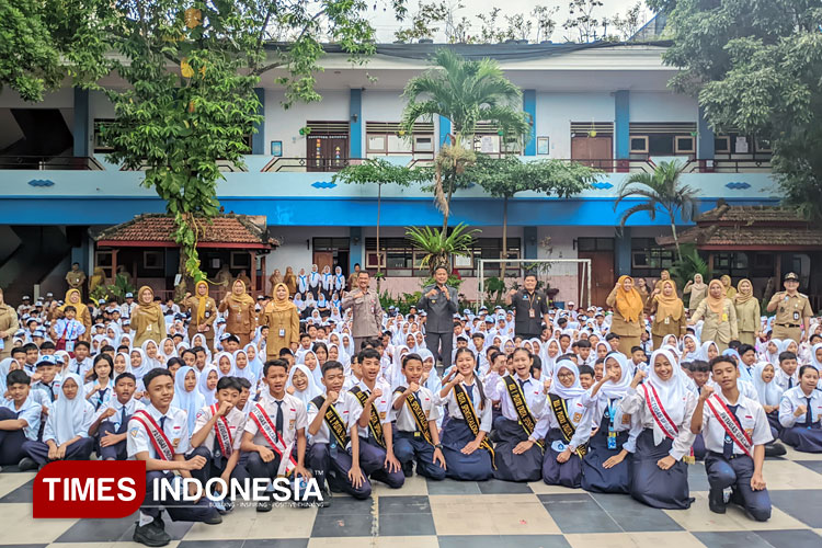 Wali Kota Malang Resmi Bagikan Ribuan Seragam Gratis SD dan SMP