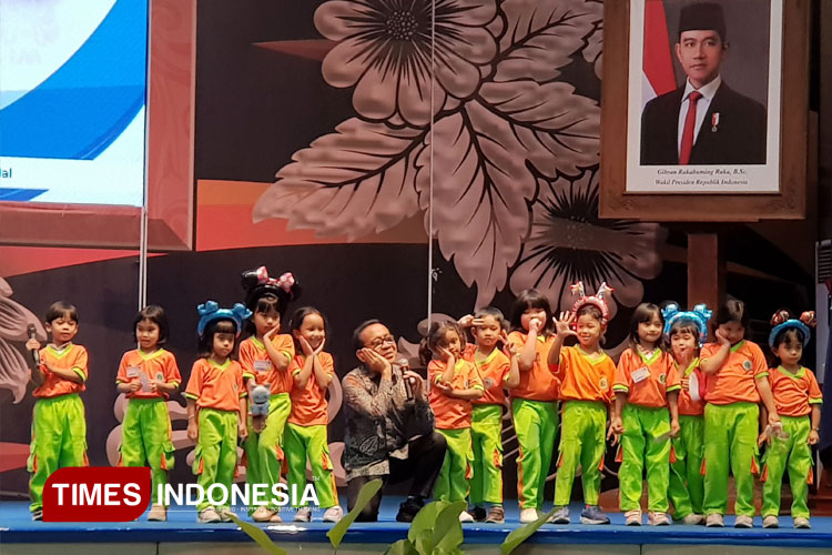 Menko PMK Pratikno Berpose Imut Bareng Murid TK di UM Malang