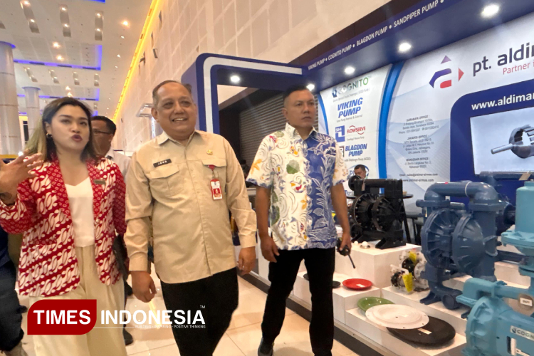 Asisten Perekonomian dan Pembangunan Sekda Provinsi Jawa Timur Ir Joko Irianto bersama Portofolio Director PT Pamerindo Indonesia, Meysia Stephanie berkeliling melihat peserta Manufacturing Surabaya 2025 di Grand City, Rabu (16/7/2025).