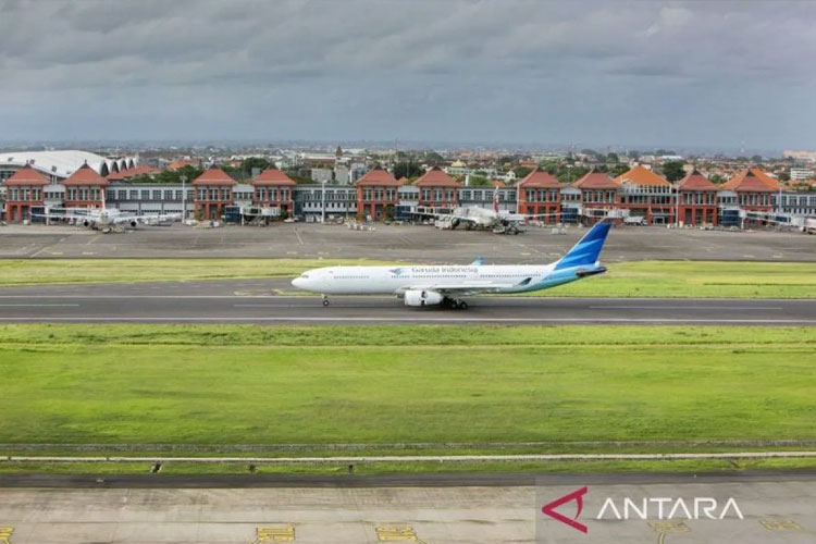 Pesawat berada di landasan pacu Bandara I Gusti Ngurah Rai, Denpasar, Bali, Rabu (16/7/2025), yang tengah menjalani overlay. (Foto: Bandara Ngurah Rai)