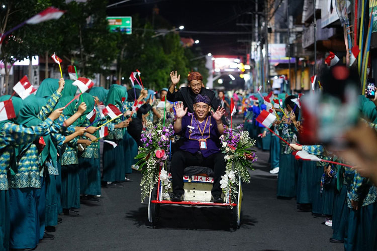 Delegasi APEKSI Naik Becak Menuju Balai Kota Kediri Disambut Keramahan Warga