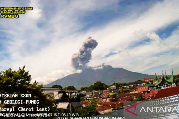 Gunung Marapi Sumbar Muntahkan Abu Erupsi 1.200 Meter, Status Waspada Diperpanjang