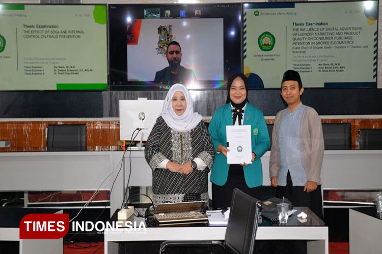 Berliana Imandari Putri, mahasiswa program studi Manajemen bersama dosen pembimbing Assoc. Prof. Dr. Nur Diana SE, M.Si, CBV, CERA, dan Erfan Effendi S.Pd, M.Pd usai kegiatan ujian skripsi. (FOTO: AJP TIMES Indonesia)
