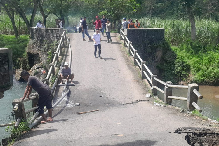 Jembatan Sungai Lembu Pesanggaran Ambles. (Foto: Humas Pemkab for TIMES Indonesia)