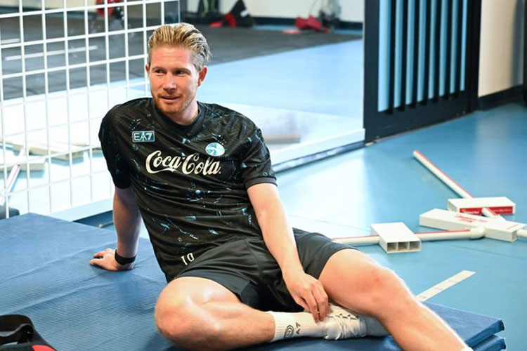 Kevin De Bruyne terlihat mengenakan perlengkapan latihan dengan angka 10 tertera di bajunya. (Foto: Napoli)