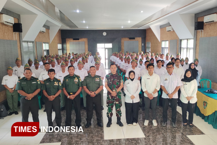 Komandan Kodim 0617 Majalengka, Letkol Inf Fahmi Guruh Rahayu, memberikan pengarahan khusus kepada 126 lulusan SPPI Batch 3. (FOTO: Jaja Sumarja/TIMES Indonesia)