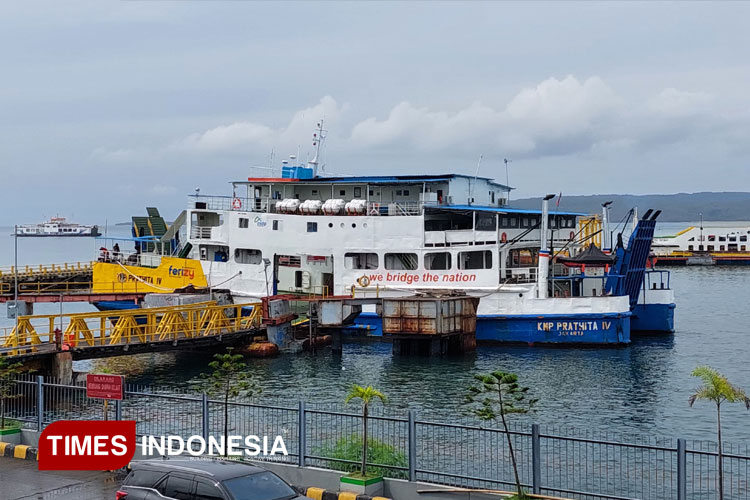Suasana Pelabuhan ASDP Ketapang Banyuwangi. (FOTO: Anggara Cahya/TIMES Indonesia)
