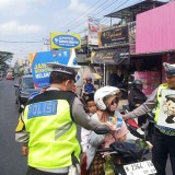 Sosialisasikan Keselamatan Berlalu Lintas di Jalan Raya, Begini Cara Polisi pada Pengendara