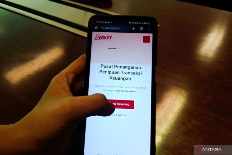 Ilustrasi - Konsumen mengakses kanal Pusat Penanganan Penipuan Transaksi Keuangan (IASC).(Foto: Antara/Dewa Ketut Sudiarta Wiguna)