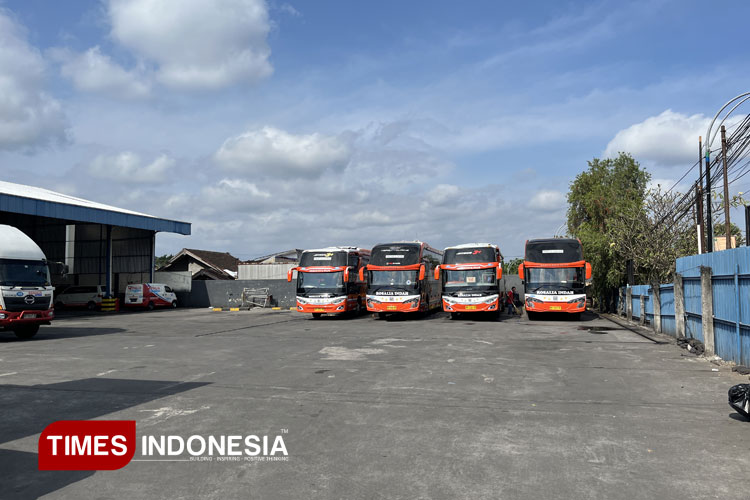 Suasana kantor sekaligus seatle bus Rosalia Indah di Kota Malang. (Foto: Rizky Kurniawan Pratama/TIMES Indonesia)