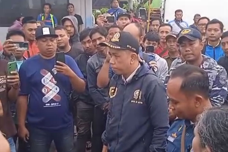 Ramai-Ramai Supir Tutup Akses Pintu Masuk Pelabuhan Ketapang Banyuwangi Dengan Truk Tronton