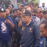 Ramai-Ramai Supir Tutup Akses Pintu Masuk Pelabuhan Ketapang Banyuwangi Dengan Truk Tronton