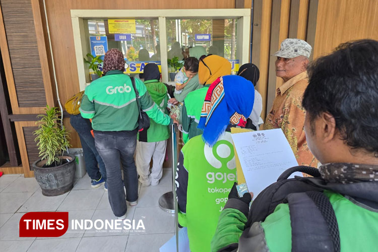 Pengemudi ojek online melakukan pemutihan pajak kendaraan bermotor di Kantor Samsat Manyar Surabaya sebagai program tahunan yang difasilitasi oleh Pemprov Jatim, Rabu (16/7/2025). (Foto: Lely Yuana/TIMES Indonesia)