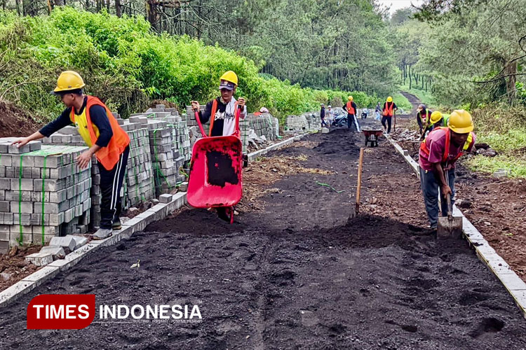 Foto 1: Perbaikan jalan kabupaten di Desa Gemito, Kecamatan Sumber, Kabupaten Probolinggo (Foto: Abdul Jalil/TIMES Indonesia)