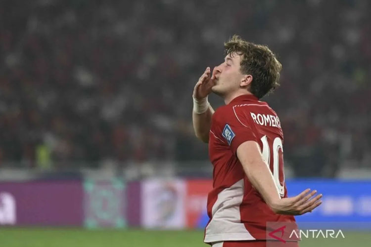Ole Lennard Romeny melakukan selebrasi usai mencetak gol ke gawang Timnas China pada pertandingan Kualifikasi Piala Dunia 2026 putaran ketiga Grup C di Stadion Utama Gelora Bung Karno, Kamis (5/6/2025). (ANTARA FOTO/Bayu Pratama)