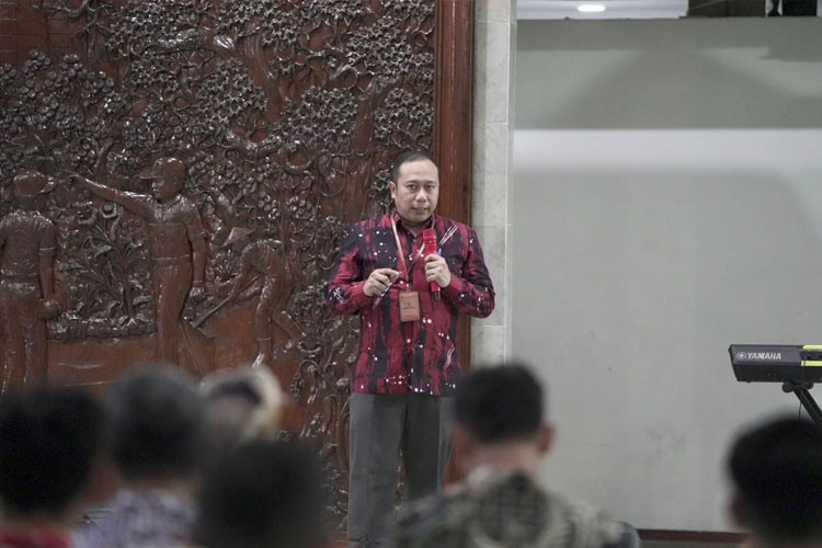 Direktur Pemasaran Bank UMKM Jatim Agung Soeprihatmanto saat mengisi acara Sarasehan dan Temu Bisnis Koperasi se-Jawa Timur.(dok bank UMKM)